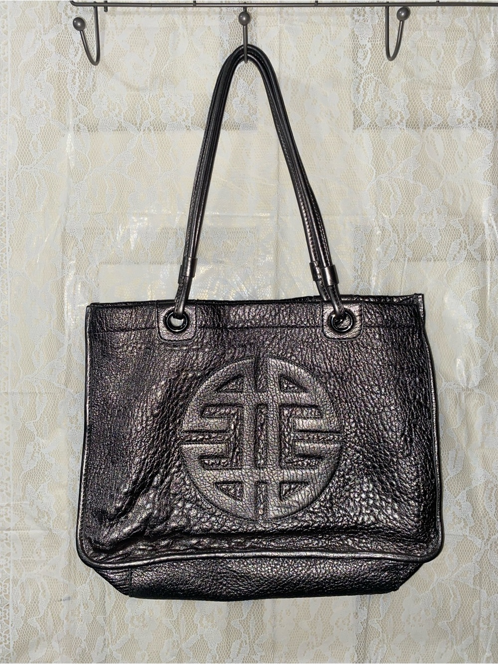 Black Leather Circle-Emblem Shoulder Tote - Brand Unspecified